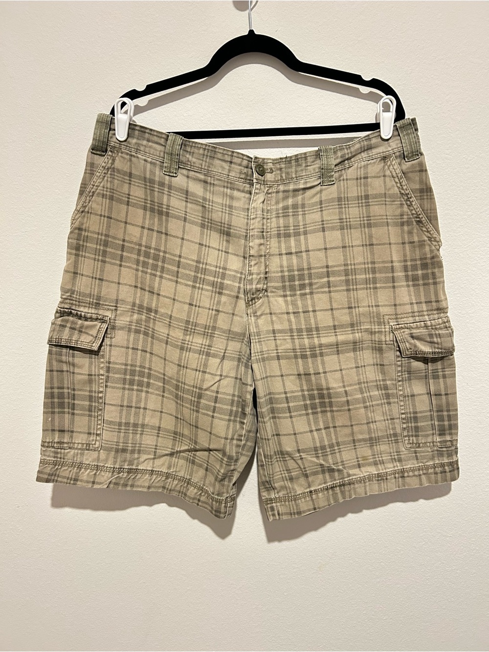 Izod Plaid Cargo Shorts in Tan